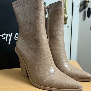Trendy Tan Croc-Embossed Ankle Boots from Nasty Gal. TTS - sz US6